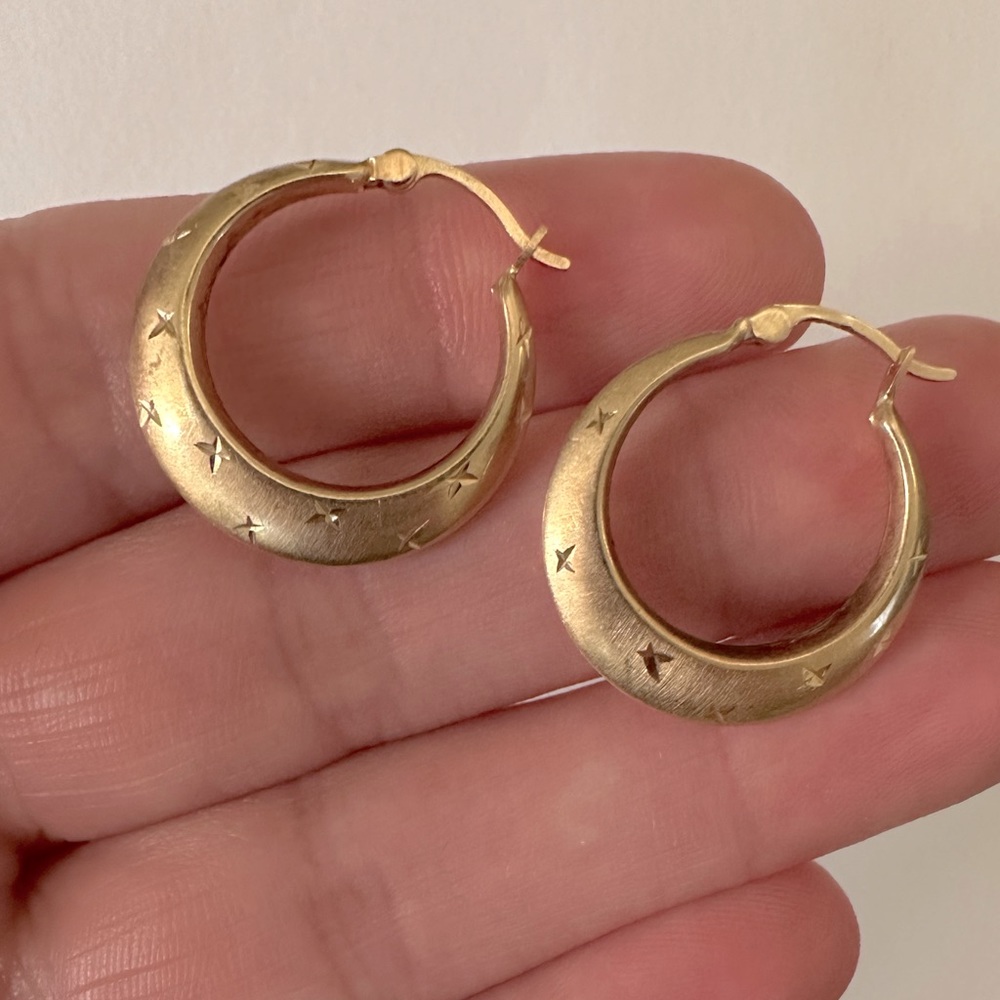 Vintage 14k gold celestial star-etched hoop earrings, matte finish